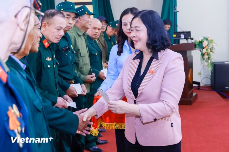Председатель ЦК ОФВ Буй Тхи Минь Хоай вручает подарки ветеранам войны из четырёх общин Фудонг, Батчанг, Зялам и Тхуанан (Ханой). (Фото: Вьетнам+)