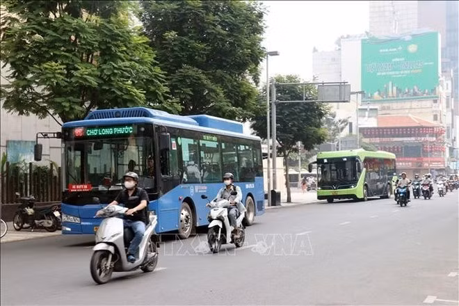 Автобусная сеть города включает 176 маршрутов с парком из 2 386 автобусов, из которых 627 — электрические (26,3%), а 451 работает на сжатом природном газе, что составляет 17,9%. (Фото: ВИА)