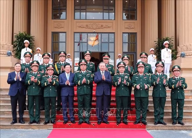 Генеральный секретарь ЦК КПВ То Лам и делегаты. (Фото: ВИА)