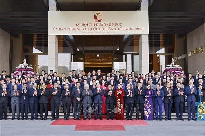 Председатель НС Чан Тхань Ман и делегаты, участвующие в Первом всевьетнамском собрании патриотического соревнования (2025–2030) Комитета Постоянного комитета НС. (Фото: ВИА)