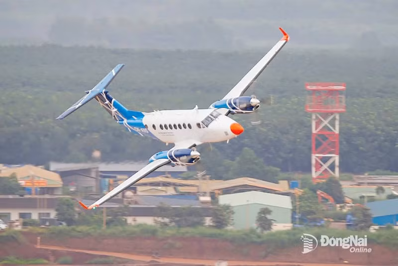 Самолёт King Air B350 выполняет калибровочные полёты в аэропорту Лонгтхань (Фото: baodongnai.com.vn)