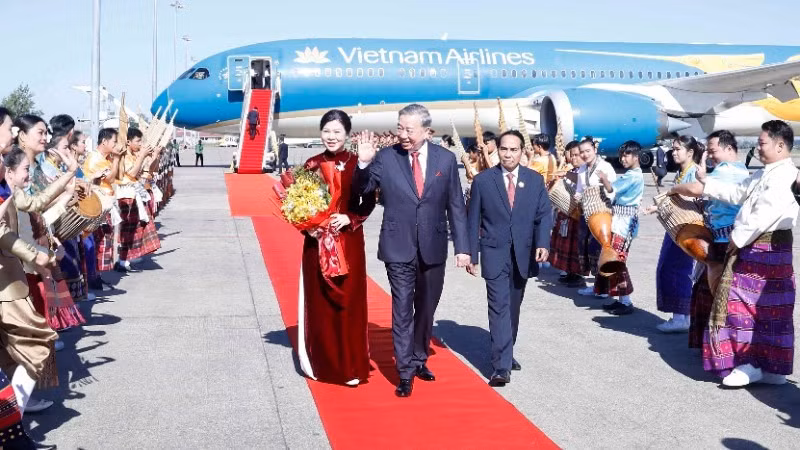 Церемония встречи Генерального секретаря ЦК КПВ То Лама с супругой в международном аэропорту Ваттай, Вьентьян. (Фото: ВИА)