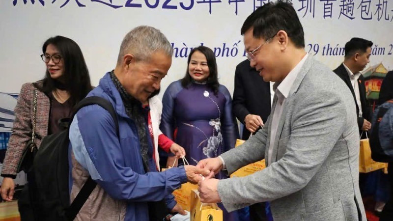 Руководители Народного комитета города Хюэ вручают цветы туристам, прибывшим в Хюэ этим рейсом.