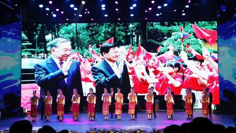 В честь 50-й годовщины Национального праздника Лаоса вечером 30 ноября во Вьентьяне состоялась Лаосско-вьетнамская дружественная культурная программа. (Фото: ВИА)
