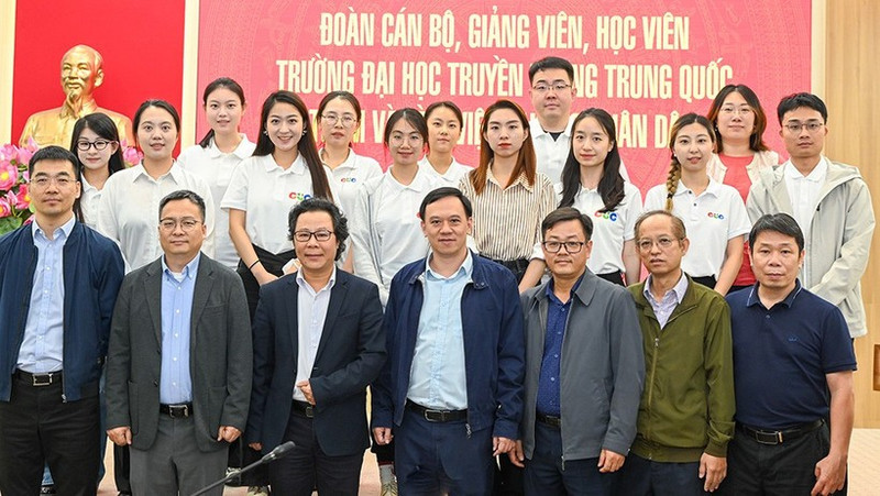 Руководители и сотрудники газеты «Нянзан» и делегация Китайского университета связи делают памятный снимок. (Фото: Тхэ Дай)