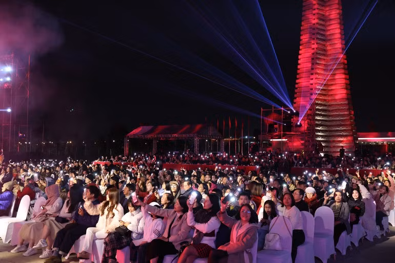 Зрители с воодушевлением подпевали мелодиям.