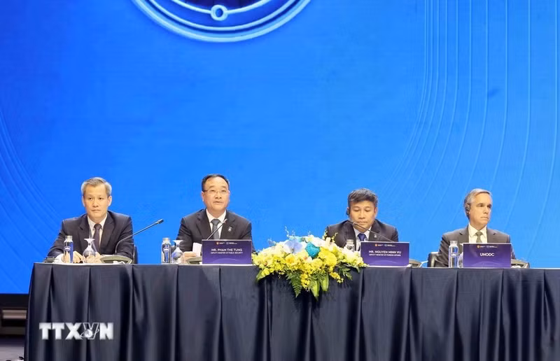 Президиум председательствует на пленарном заседании. (Фото: ВИА)