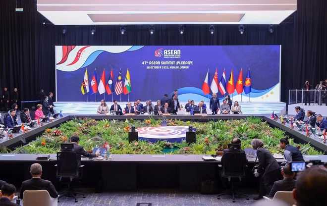 Премьер-министр Фам Минь Тьинь принимает участие в пленарном заседании 47-го саммита АСЕАН и церемонии вручения Второго протокола о внесении изменений в Соглашение АСЕАН о торговле товарами (ATIGA). (Фото: ВИА)