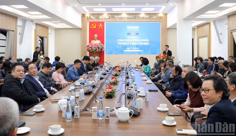 Общий вид встречи с внештатными сотрудниками и беседы.