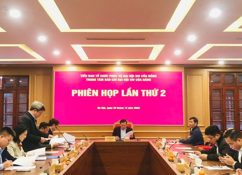 Товарищ Лай Суан Мон председательствует на заседании.