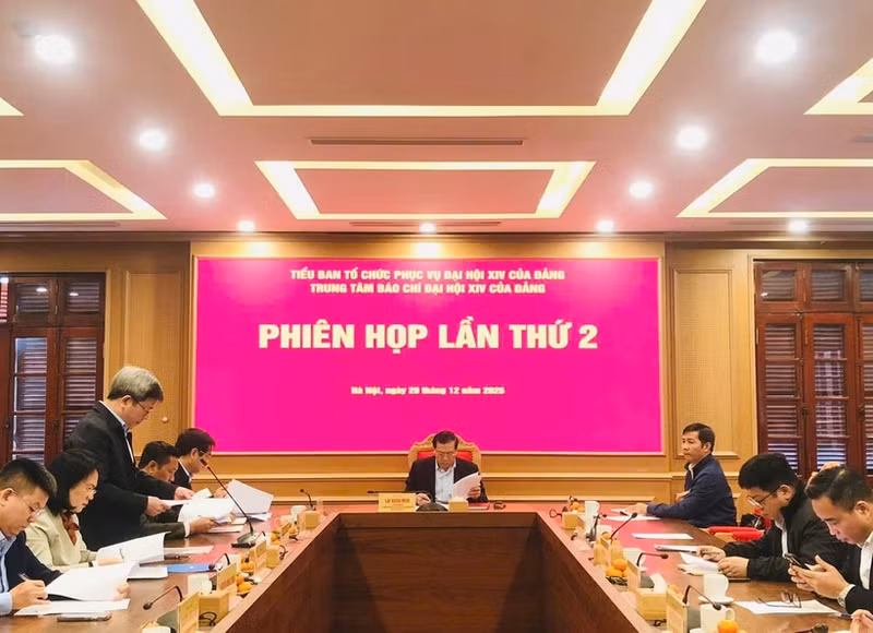 Товарищ Лай Суан Мон председательствует на заседании.