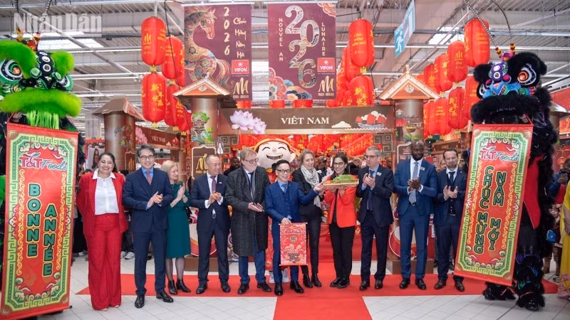 «Неделя вьетнамских товаров» – это регулярное мероприятие, проводимое во французских супермаркетах, которое способствует укреплению доверия местных дистрибьюторов, а также подтверждает возможности поставок и деловую репутацию вьетнамских предприятий. (Фото: Минь Зюи)