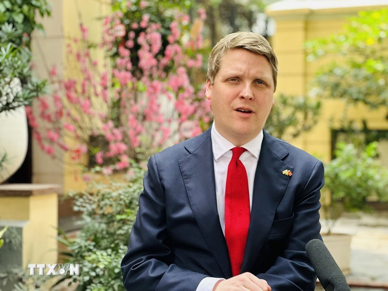 Министр международного развития МИД Норвегии Осмунд Аукруст отвечает на вопросы корреспондента ВИА. (Фото: ВИА)