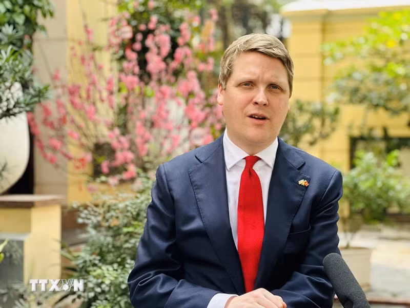 Министр международного развития МИД Норвегии Осмунд Аукруст отвечает на вопросы корреспондента ВИА. (Фото: ВИА)