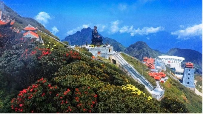 Тропа рододендронов на высоте 3000 м. (Фото: Sun Group)