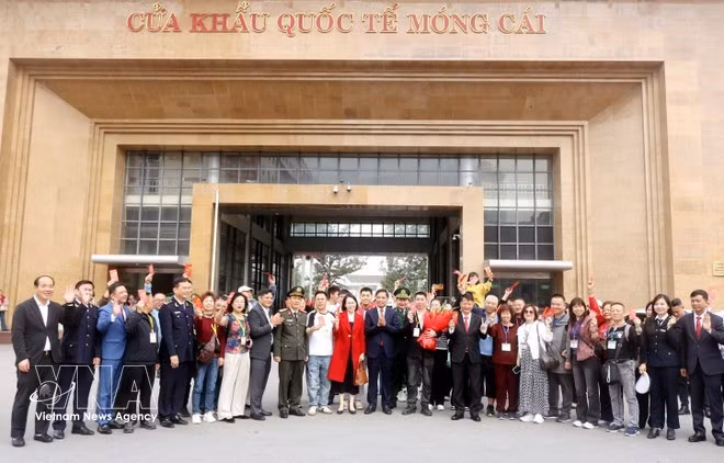 Руководители провинции Куангнинь приветствуют первых иностранных гостей, въезжающих во Вьетнам 17 февраля — в первый день Лунного Нового года (Тэта) 2026 года, года Лошади. (Фото: ВИА)