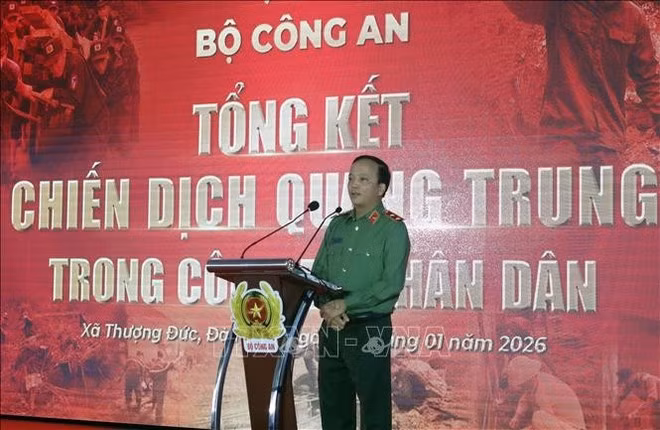 Генерал-лейтенант Данг Хонг Дык, заместитель министра Министерства общественной безопасности Вьетнама, выступает на мероприятии по подведению итогов кампании «Куангчунг» в силах Народной общественной безопасности. (Фото: ВИА)