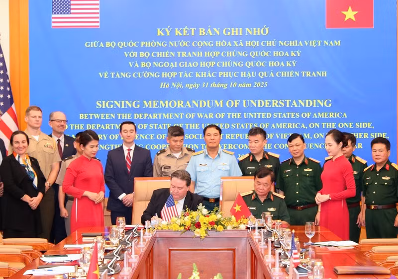 Генерал-полковник Хоанг Суан Тьен, заместитель министра национальной обороны, и Посол США во Вьетнаме Марк Кнаппер подписывают Меморандум о взаимопонимании. (Фото: ВИА)