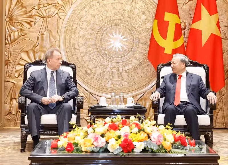 Генсек, Президент То Лам принял директора Федеральной службы войск национальной гвардии РФ Виктора Золотова. (Фото: ВИА)