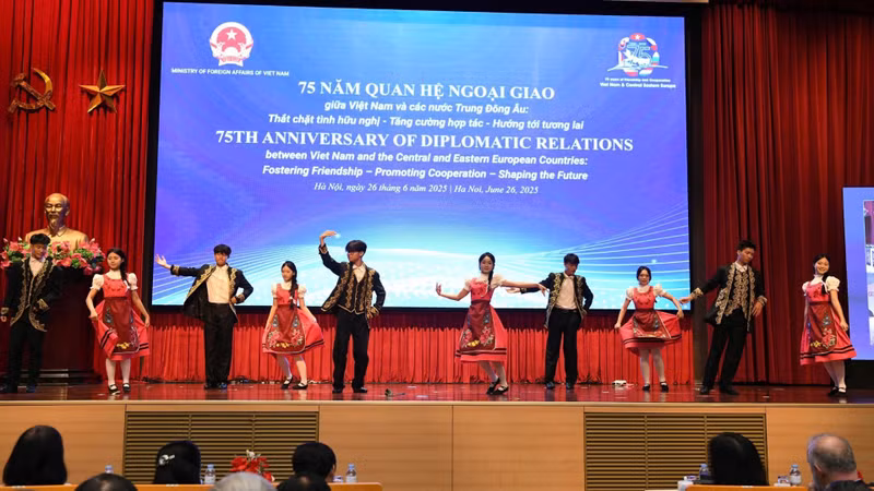 Художественный номер учащихся Вьетнамско-польской средней школы в рамках мероприятия. Фото: Тхэ Зыонг