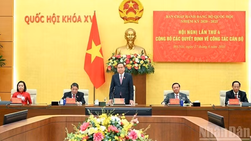 Председатель НС Чан Тхань Ман, заместители председателя НС и заместители секретаря Парткома НС председательствуют на заседании. Фото: Зюи Линь