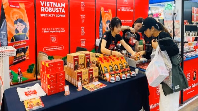 На выставке бренд MISS EDE представил готовый обжаренный кофейный продукт под названием MISS EDE Vietnam Robusta.