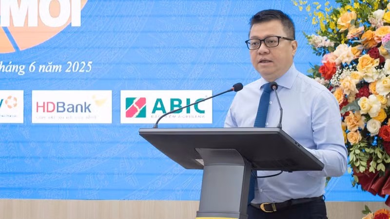 Главный редактор Ле Куок Минь выступает на церемонии старта конкурса. Фото: Шон Тунг