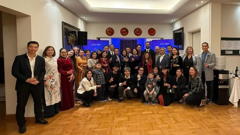 Участники приема, посвященного 15-летию создания Посольства Вьетнама в Греции. (Фото: Посольство Вьетнама в Греции)