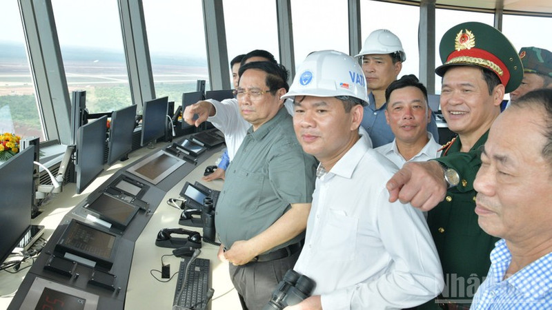 Премьер-министр Фам Минь Тьинь осматривает диспетчерскую вышку управления воздушным движением международного аэропорта Лонгтхань.