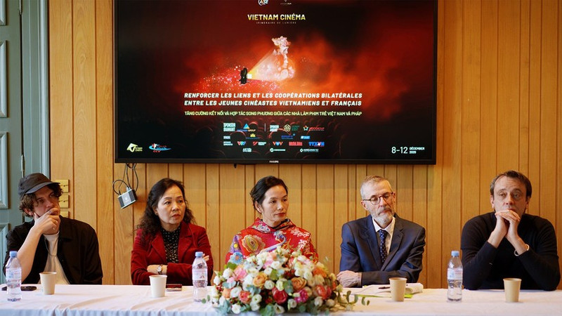 Вьетнамские и французские спикеры обмениваются мнениями в ходе специализированной дискуссионной сессии, посвященной обучению и развитию проектов. (Фото: VFDA)