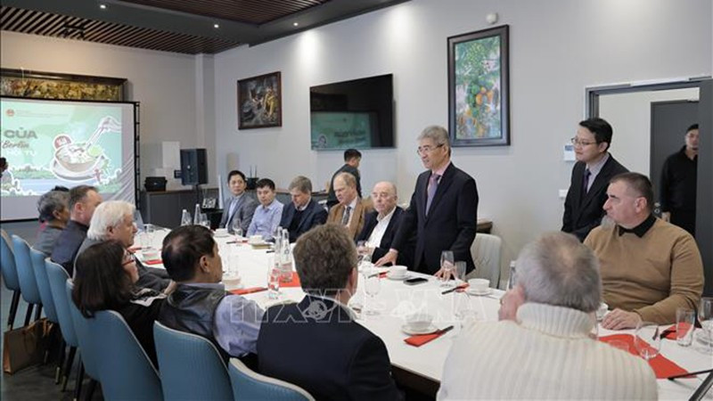 Посол Вьетнама в Германии Нгуен Дак Тхань выступает на встрече. (Фото: ВИА)