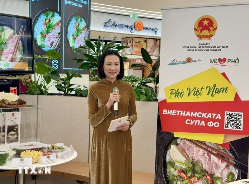 Посол Нгуен Тхи Минь Нгует выразила радость по поводу возможности приветствовать многочисленных болгарских и международных друзей, пришедших познакомиться и попробовать блюдо «фо». (Фото: ВИА)