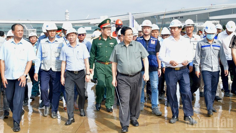Премьер-министр Фам Минь Тьинь осматривает стоянку воздушных судов международного аэропорта Лонгтхань. (Фото: Тхань Зянг)
