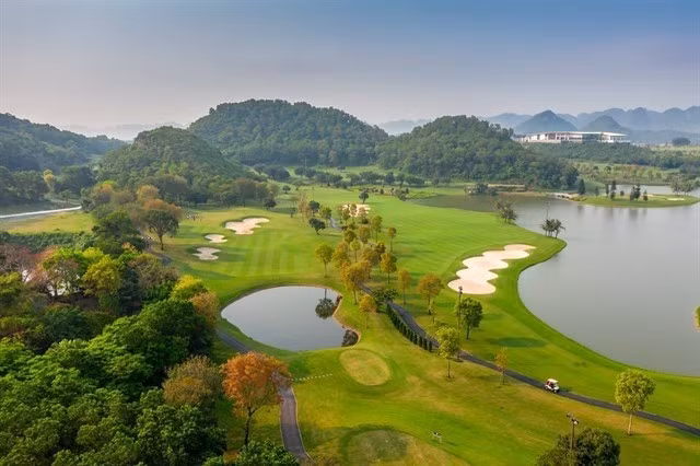 Гольф-курорт *BRG Kings Island Golf Resort* располагает 55 лунками и ежегодно принимает от 12 000 до 15 000 иностранных гостей. (Фото: alegolf.com)