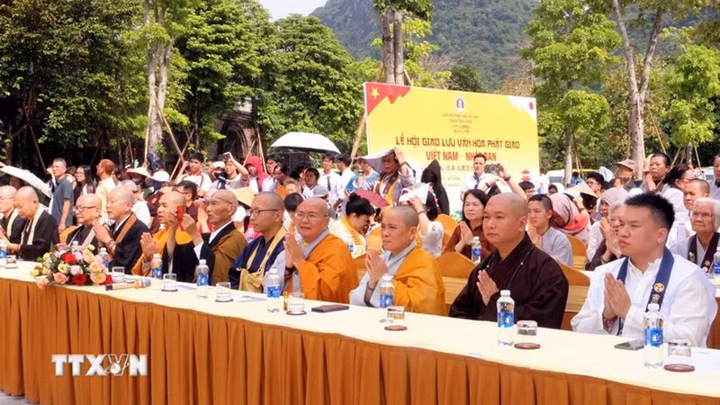 Монахи, буддисты и туристы принимают участие в фестивале. (Фото: ВИА)