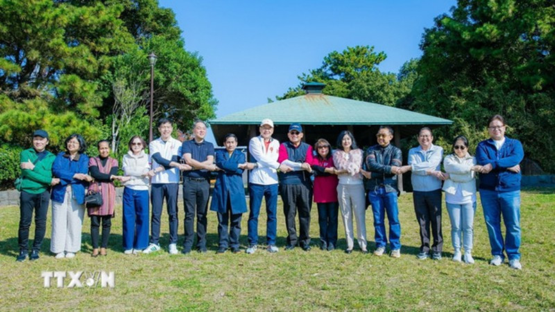 Послы и представители стран АСЕАН в Токио фотографируются на память. (Фото: ВИА)