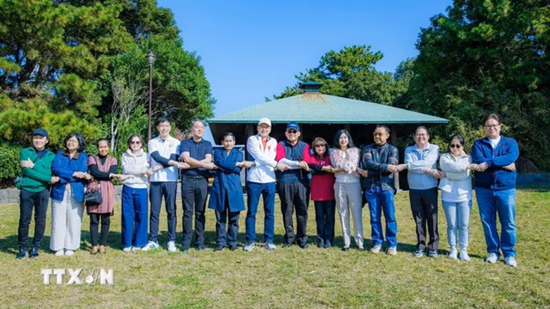 Послы и представители стран АСЕАН в Токио фотографируются на память. (Фото: ВИА)