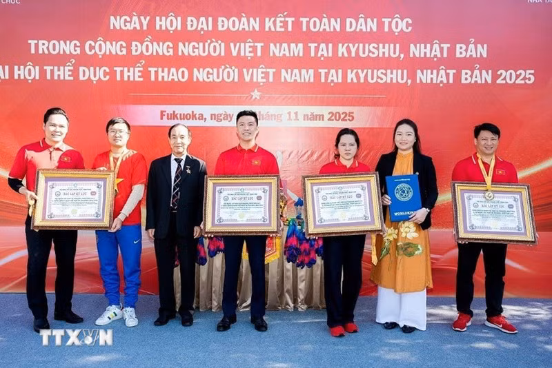 VietWorld зафиксировала рекорд: самая массовая постановка государственного флага Вьетнама в Японии. (Фото: ВИА)
