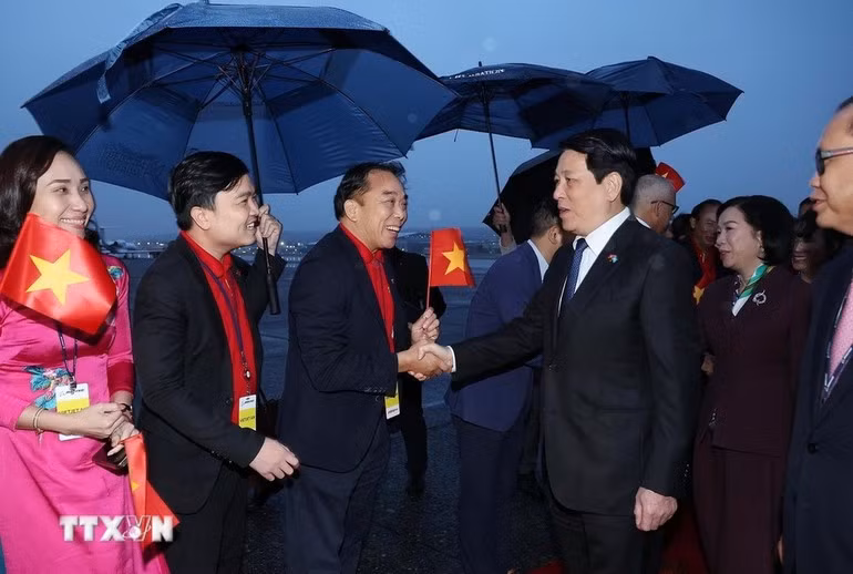 Делегаты встречают Президента Вьетнама Лыонг Кыонга и его супругу в аэропорту «Боинг-Филд» в Сиэтле, штат Вашингтон (США). (Фото: ВИА)