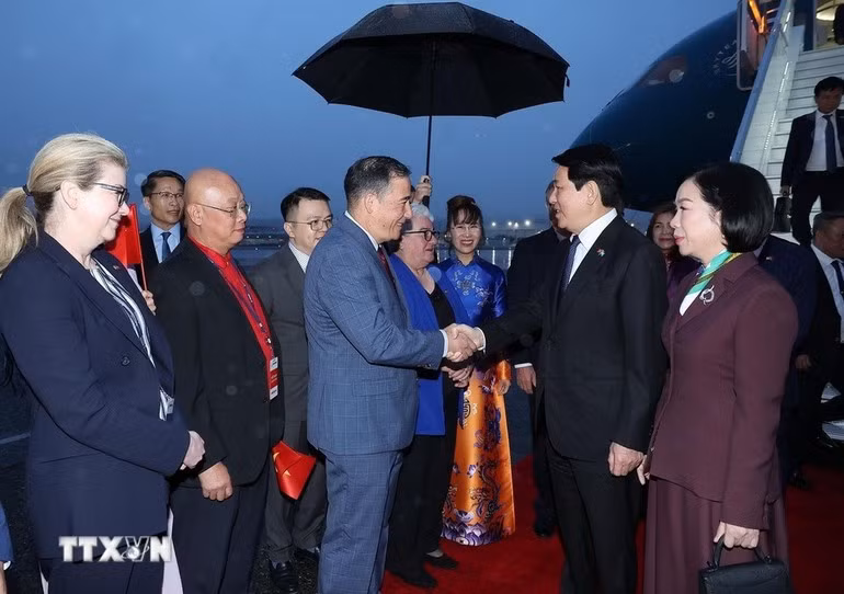 Делегаты встречают Президента Вьетнама Лыонг Кыонга и его супругу в аэропорту «Боинг-Филд» в Сиэтле, штат Вашингтон (США). (Фото: ВИА)