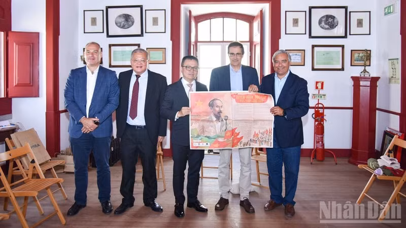 Главный редактор Ле Куок Минь передает руководству города Сезимбра специальное приложение газеты «Нянзан», посвященное 80-летию Национального праздника.