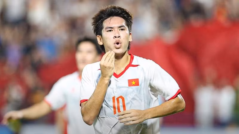 Ле Ван Тхуан забил единственный мяч, закрепивший победу вьетнамской команды. (Фото: Федерация футбола Вьетнама)