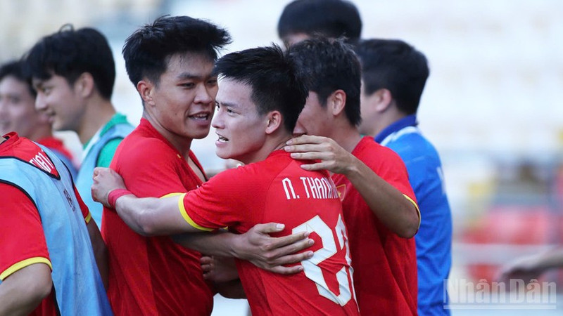 Тхань Нян празднует победу вместе с партнерами по команде. (Фото: Хоанг Минь)