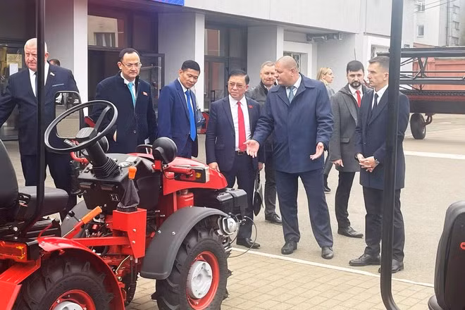 Делегация посещает АО МТЗ. (Фото: Daibieunhandan)
