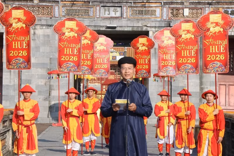 Директор Центра по сохранению памятников Хюэ Хоанг Вьет Чунг выступает на церемонии 1 января, объявляющей о проведении фестиваля Hue Festival 2026. (Фото: ВИА)