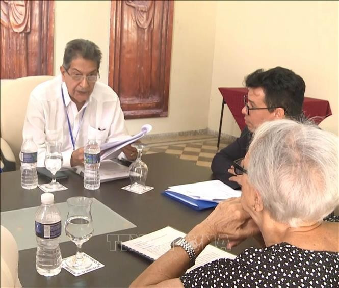 Господин Фредесман Турро Гонсалес выступает на семинаре по отношениям Куба – Вьетнам. (Фото: ВИА)