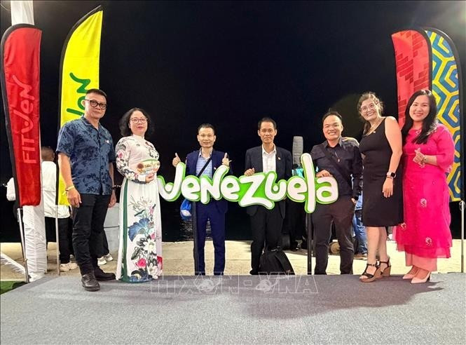 Представители вьетнамских туристических компаний на FITVEN 2025. (Фото: ВИА)