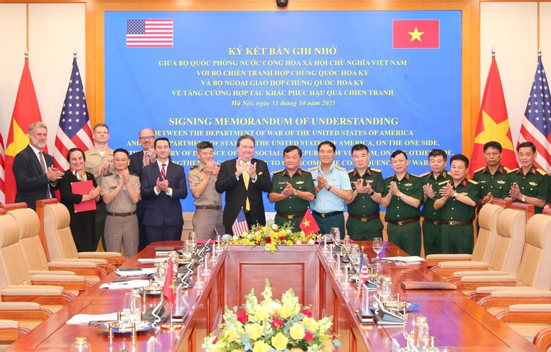 Генерал-полковник Хоанг Суан Тьен, заместитель министра национальной обороны, Посол США во Вьетнаме Марк Кнаппер и делегаты после подписания. (Фото: ВИА)