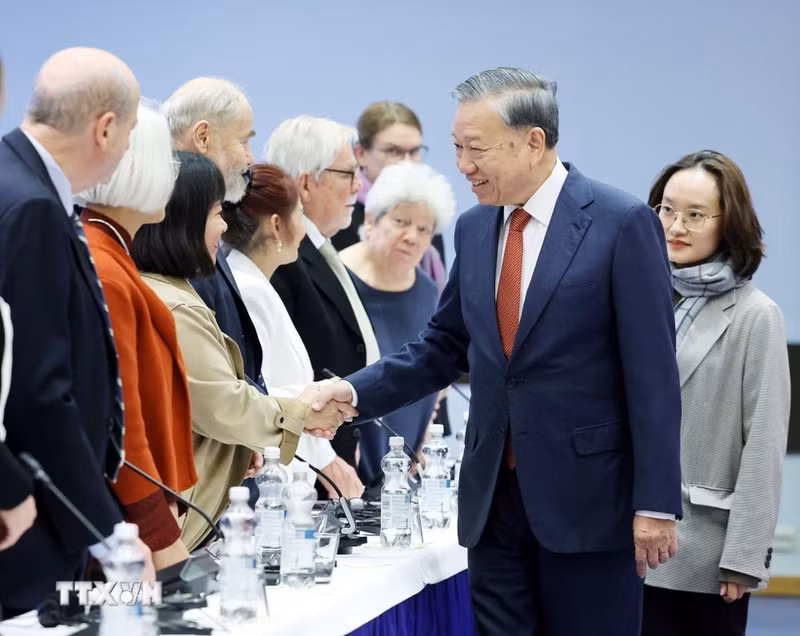 Генеральный секретарь ЦК КПВ То Лам и делегаты. (Фото: ВИА)