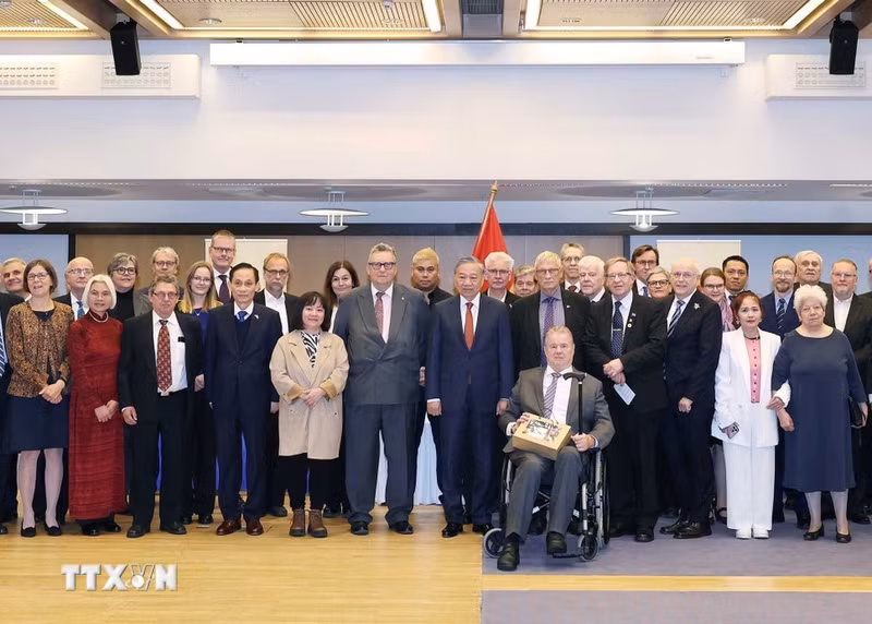 Генеральный секретарь ЦК КПВ То Лам фотографируется с делегатами. (Фото: ВИА)